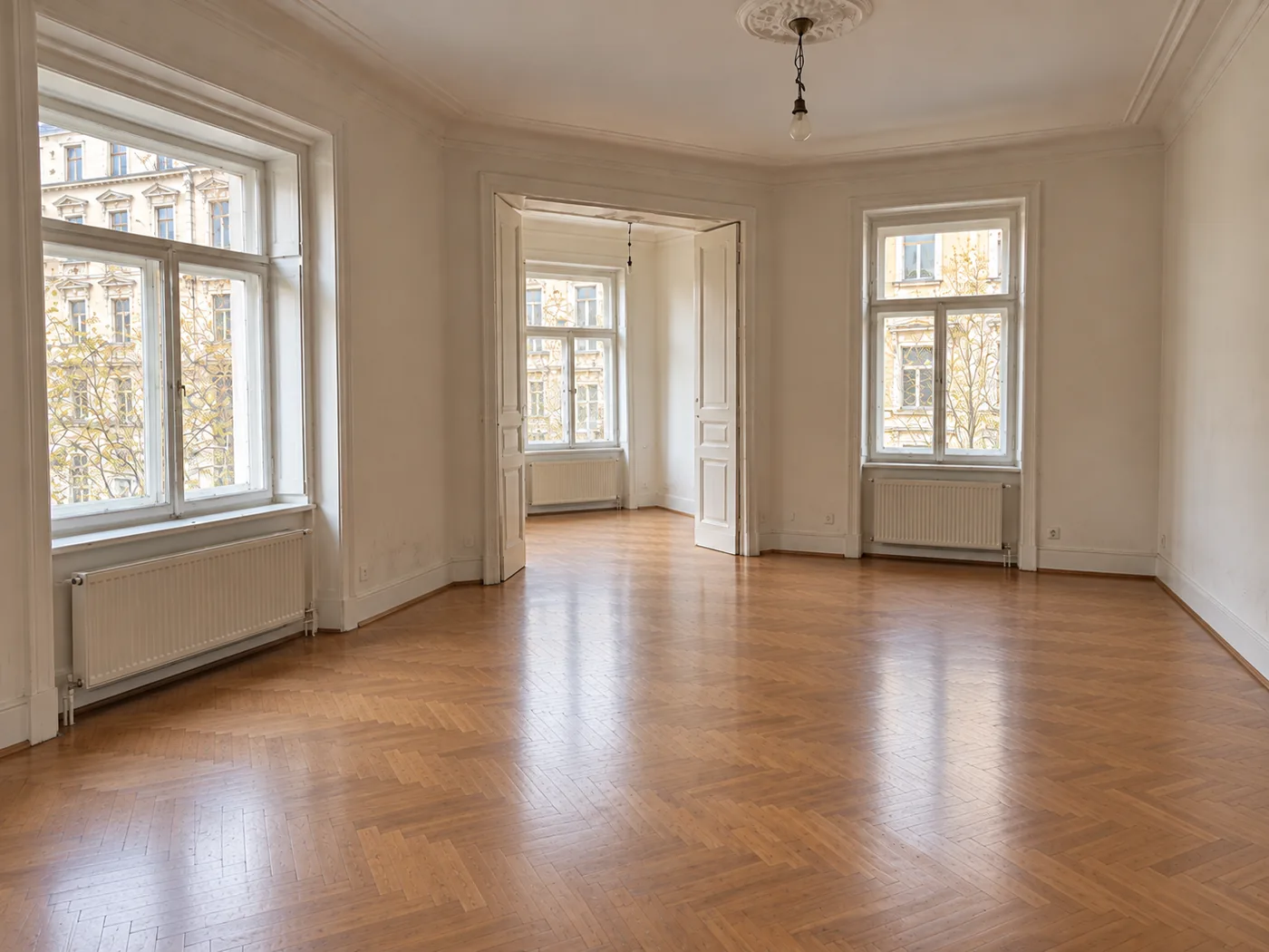 Leere Wiener Altbauwohnung nach einer Räumung